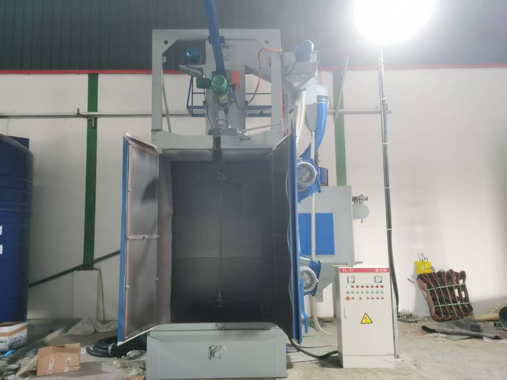 【現(xiàn)場(chǎng)安裝】電泳掛具脫漆拋丸機(jī)